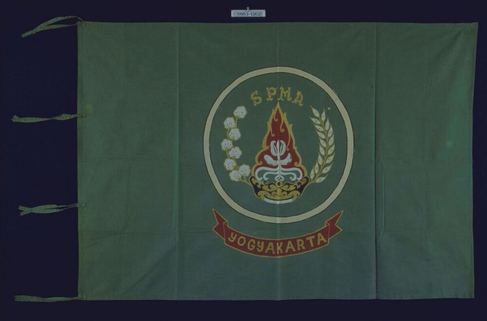 Katoenen vlag met het logo van de Middelbare Landbouwschool te Yogyakarta