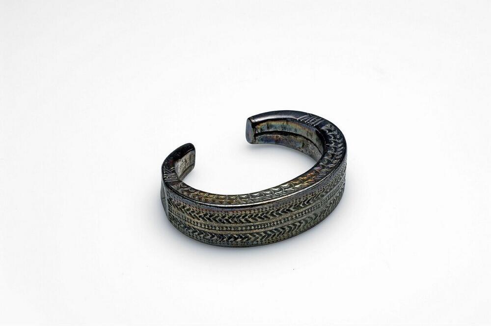 Zilveren armband met versiering in reliëf
