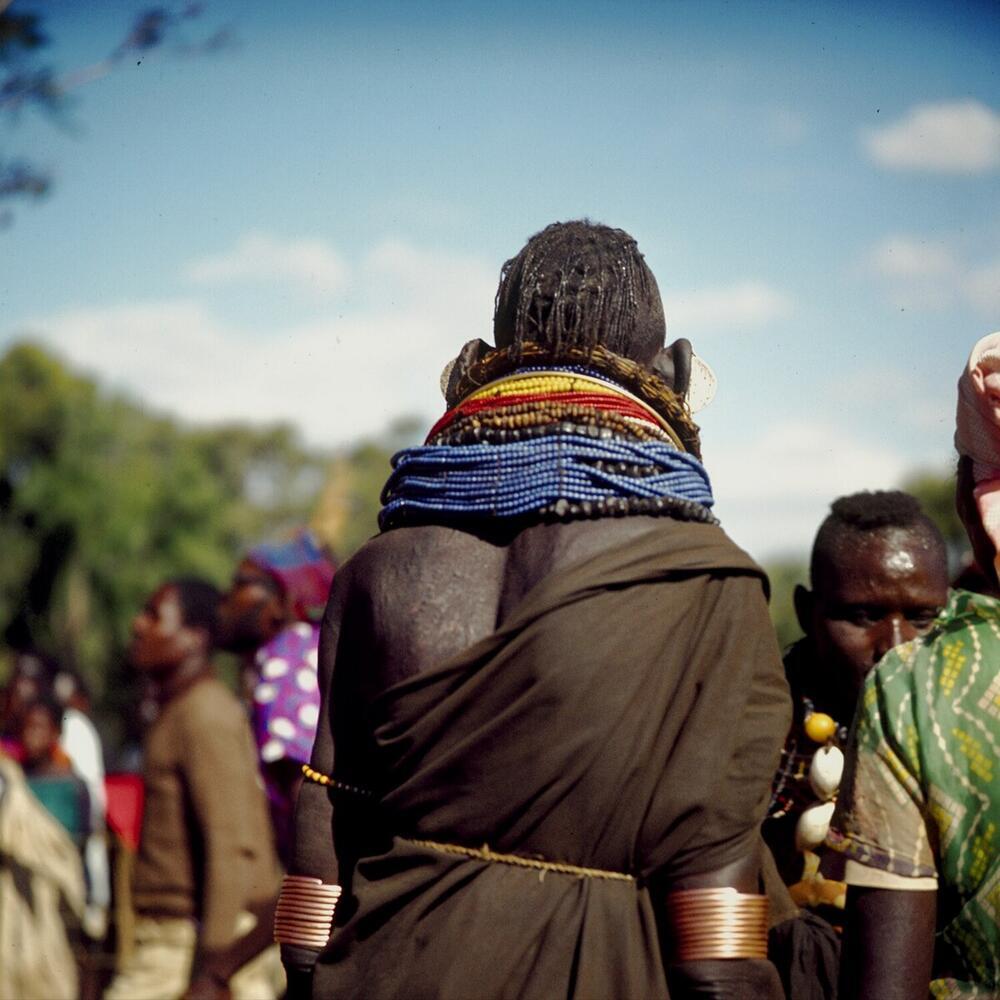 Een Pokot vrouw op de rug gezien tijdens de feestelijkheden ter gelegenheid van tien jaar…