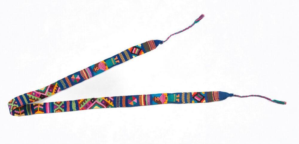 Geweven band met gekleurde geometrische motieven en twee mens-figuren
