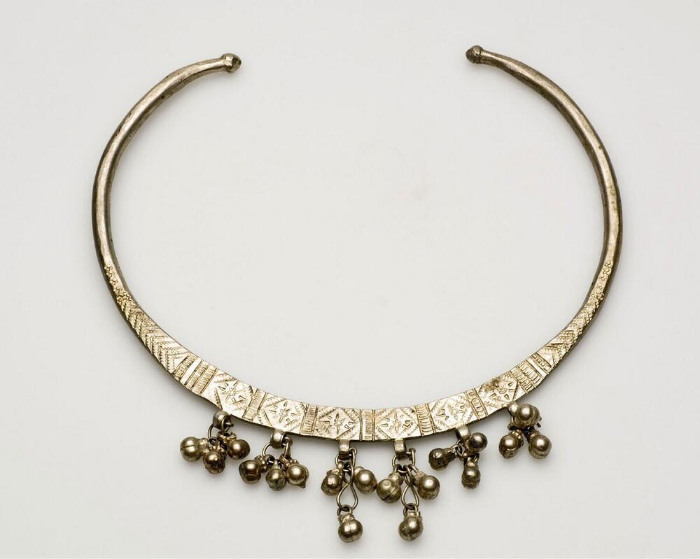 Blank metalen halsband met bellen