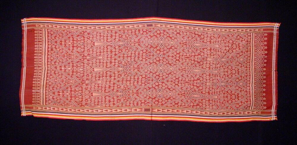 Schouderdoek met ornament in scheringikat