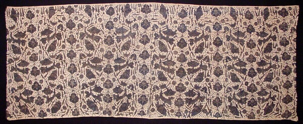 Gebatikte doek met bloemmotief
