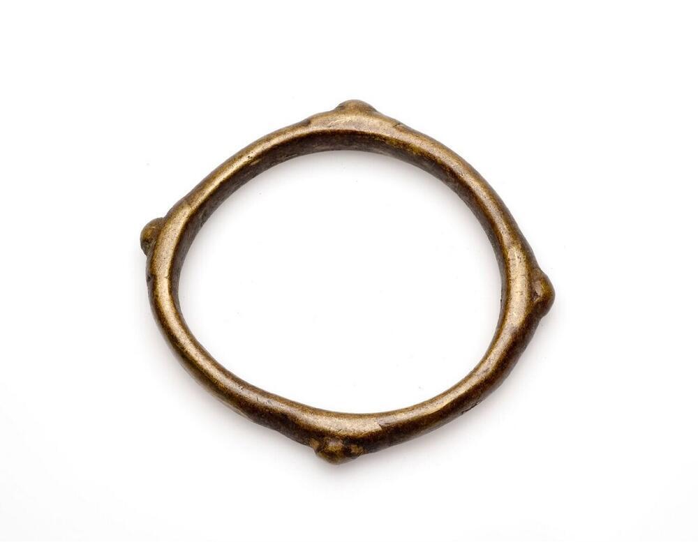 Bronzen arm- of beenring