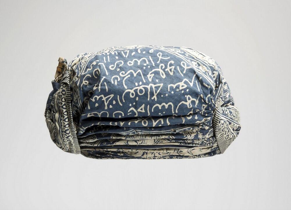 Een opgemaakte gebatikte hoofddoek