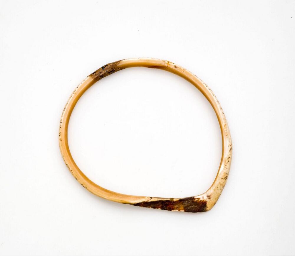 Armband uit schelp geslepen