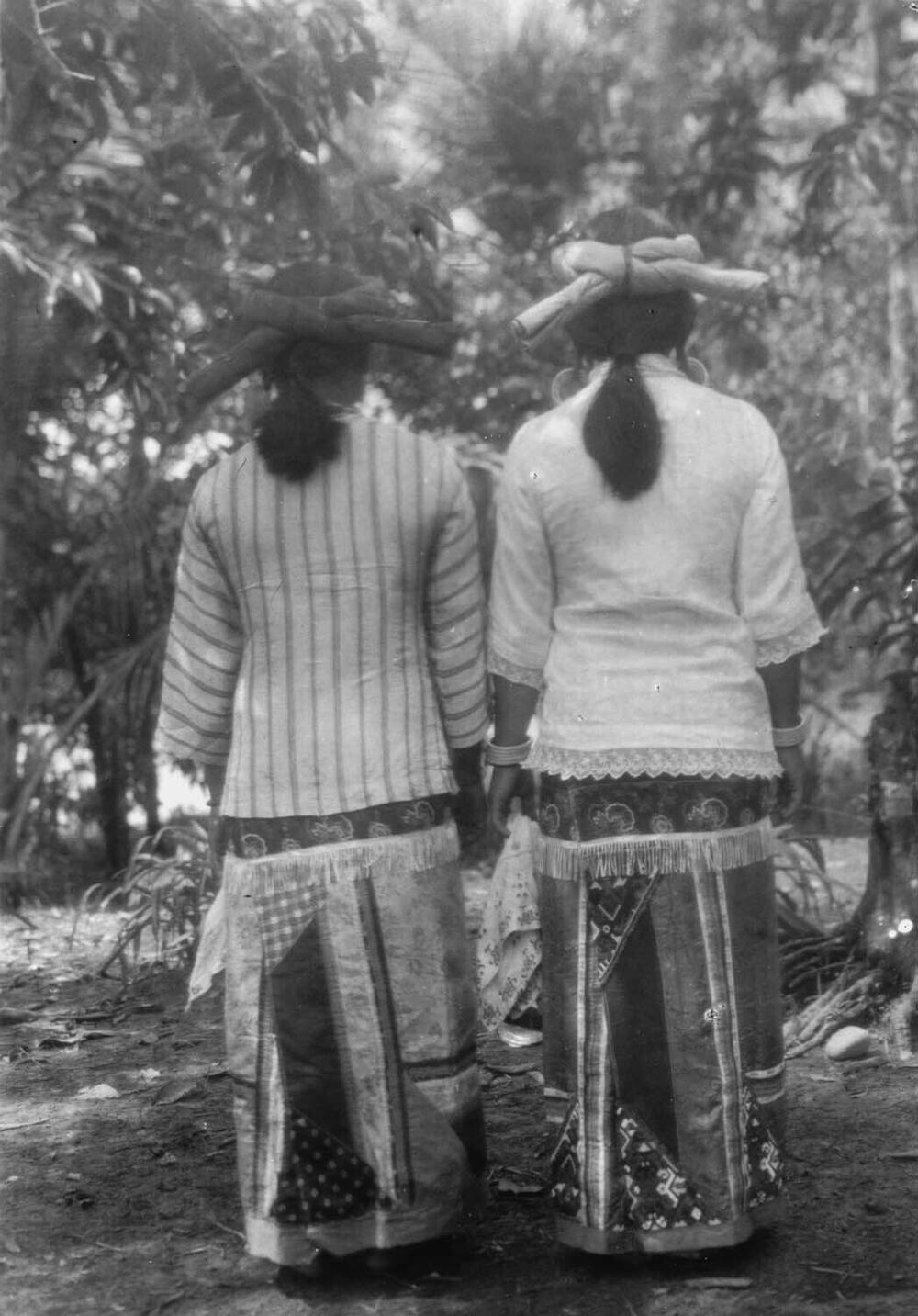 Portret van twee Dajak meisjes op Borneo, op de rug gefotografeerd