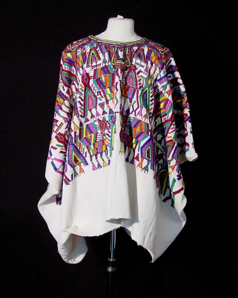 Vrouwenbloes met ingeweven geometrische motieven en dierfiguren