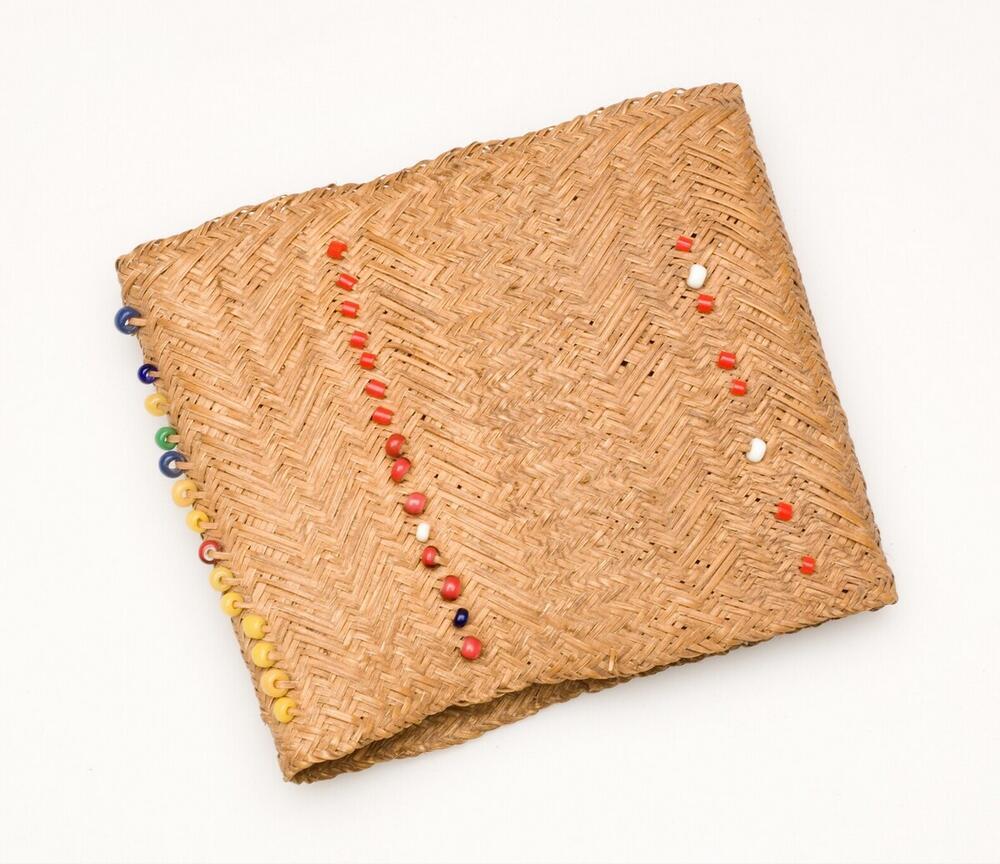 Gevlochten armband versierd met gekleurde kraaltjes
