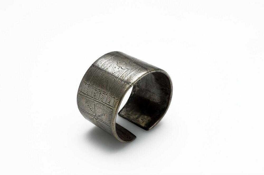 Zilveren platte armband met versiering in reliëf