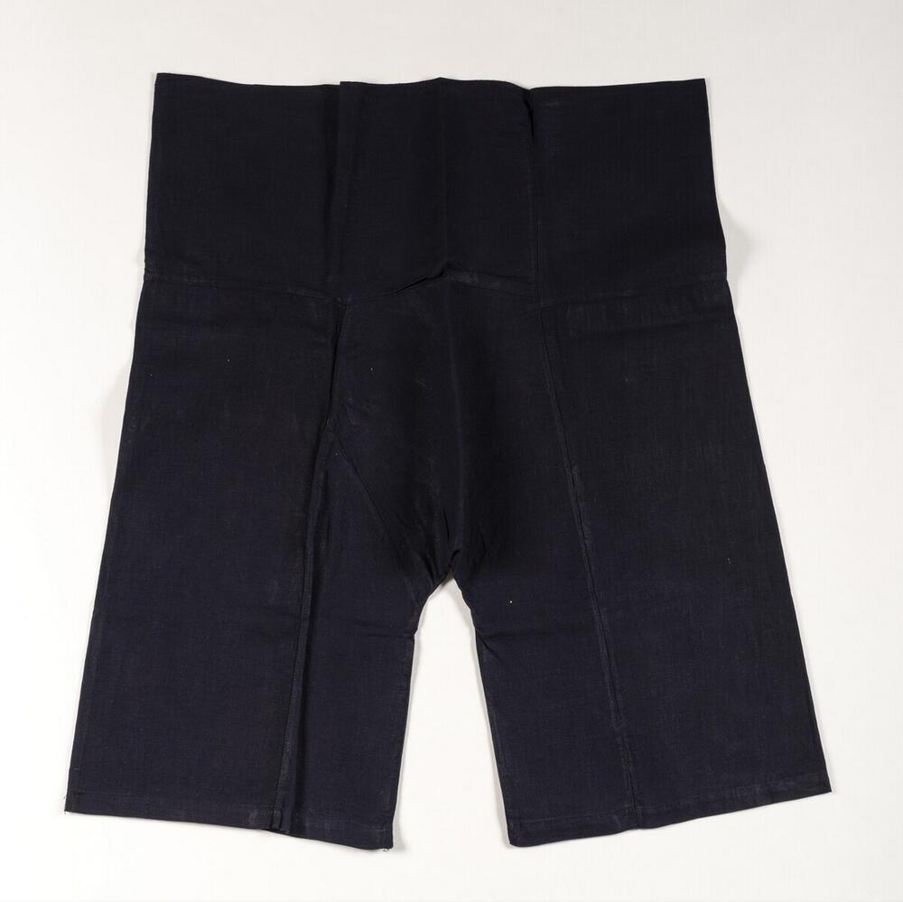 Een wijde katoenen broek gedragen door boeren.