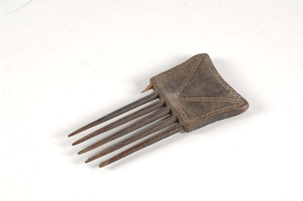 Houten haarkam met geometrische motieven