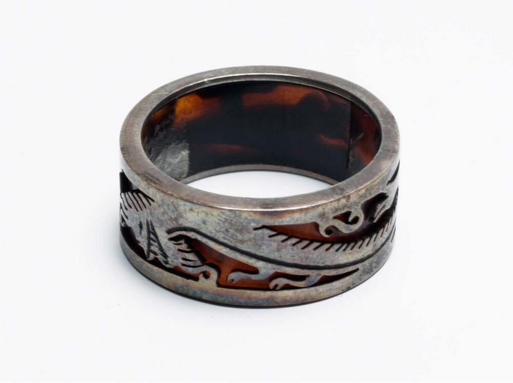 Ring met draakfiguren, gemaakt van schildpad en zilver