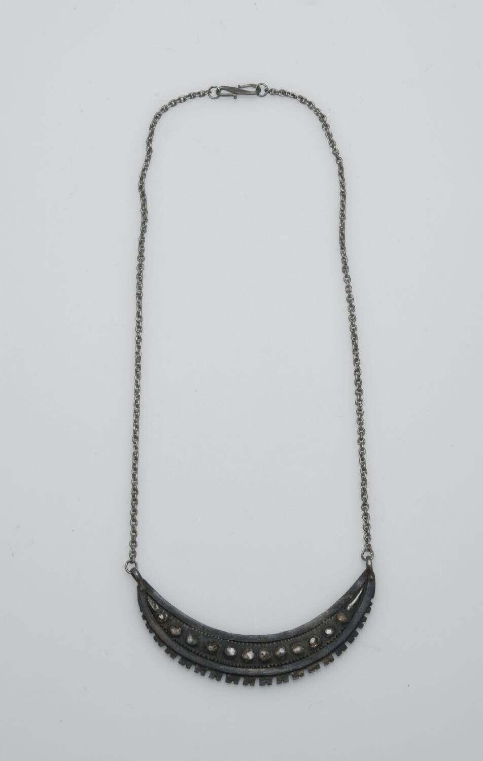 Zilveren ketting met hanger in de vorm van een maan, versierd met diamanten