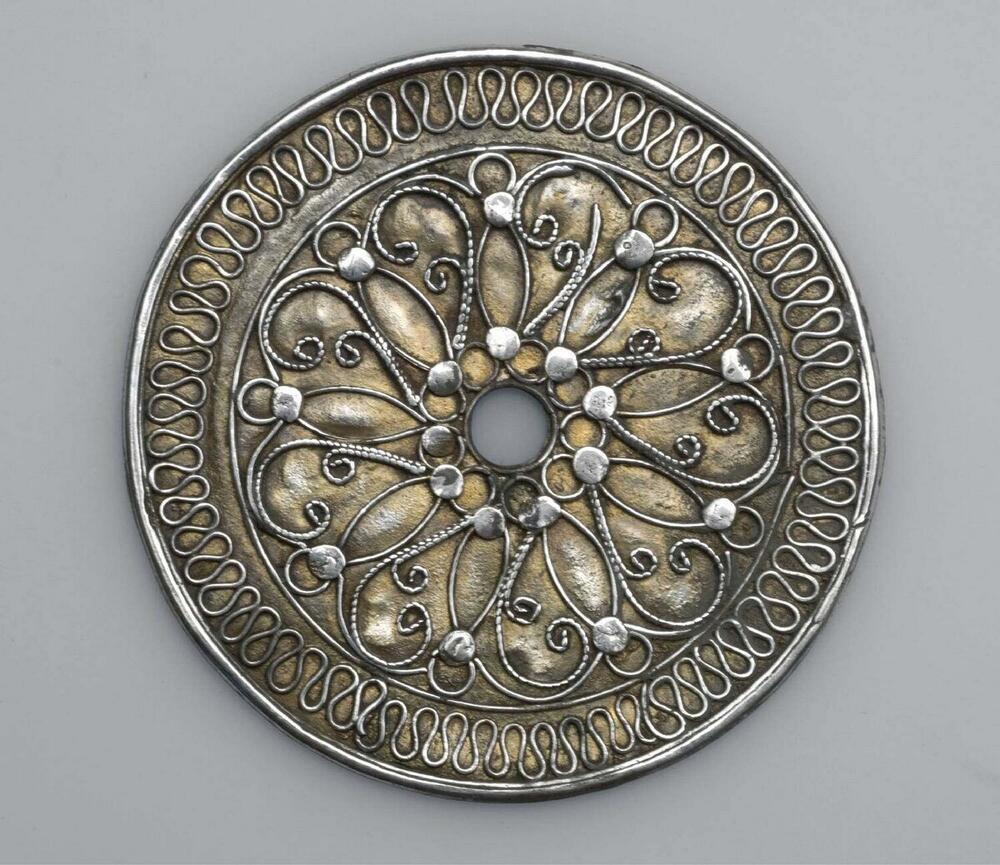 Borstsieraad voor jongens, waarschijnlijk een amulet