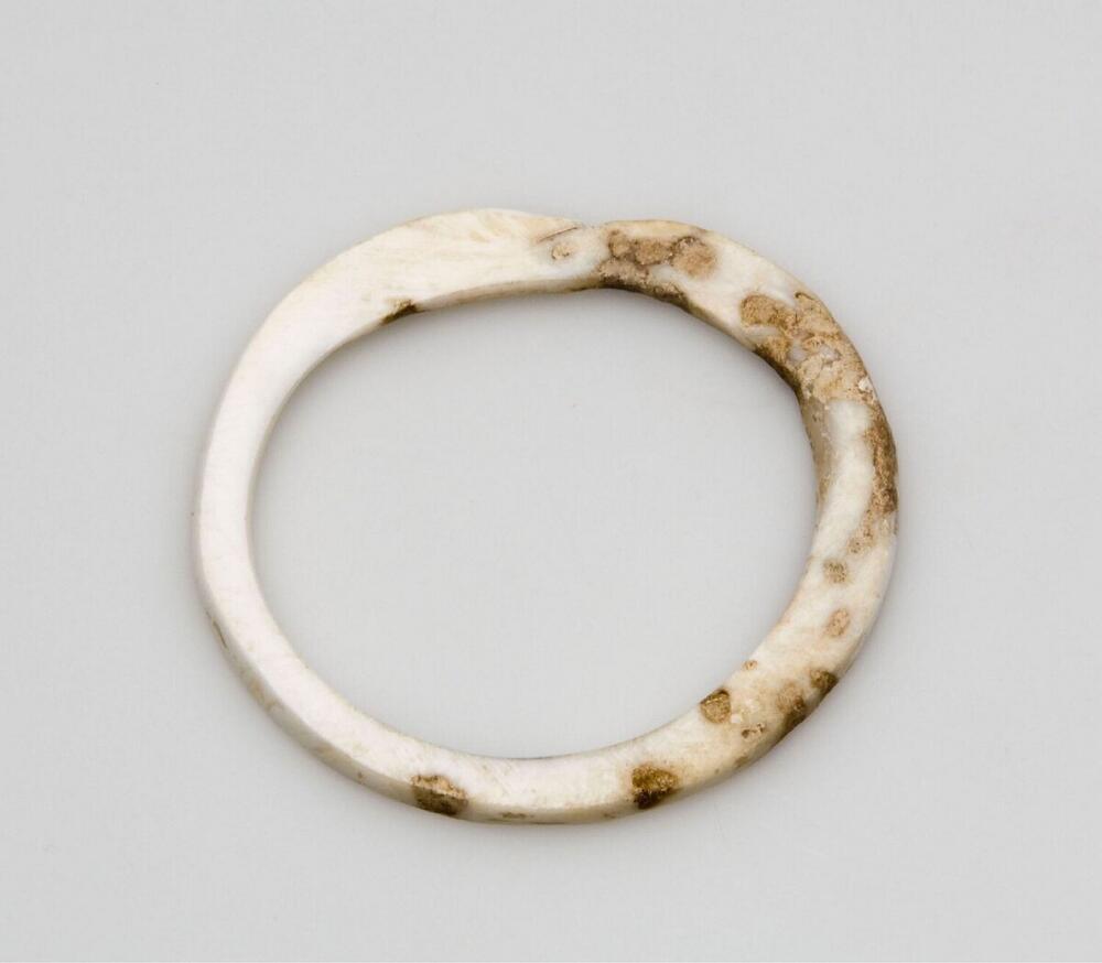 Onbewerkt armbandje uit schelp, onderdeel van een paar