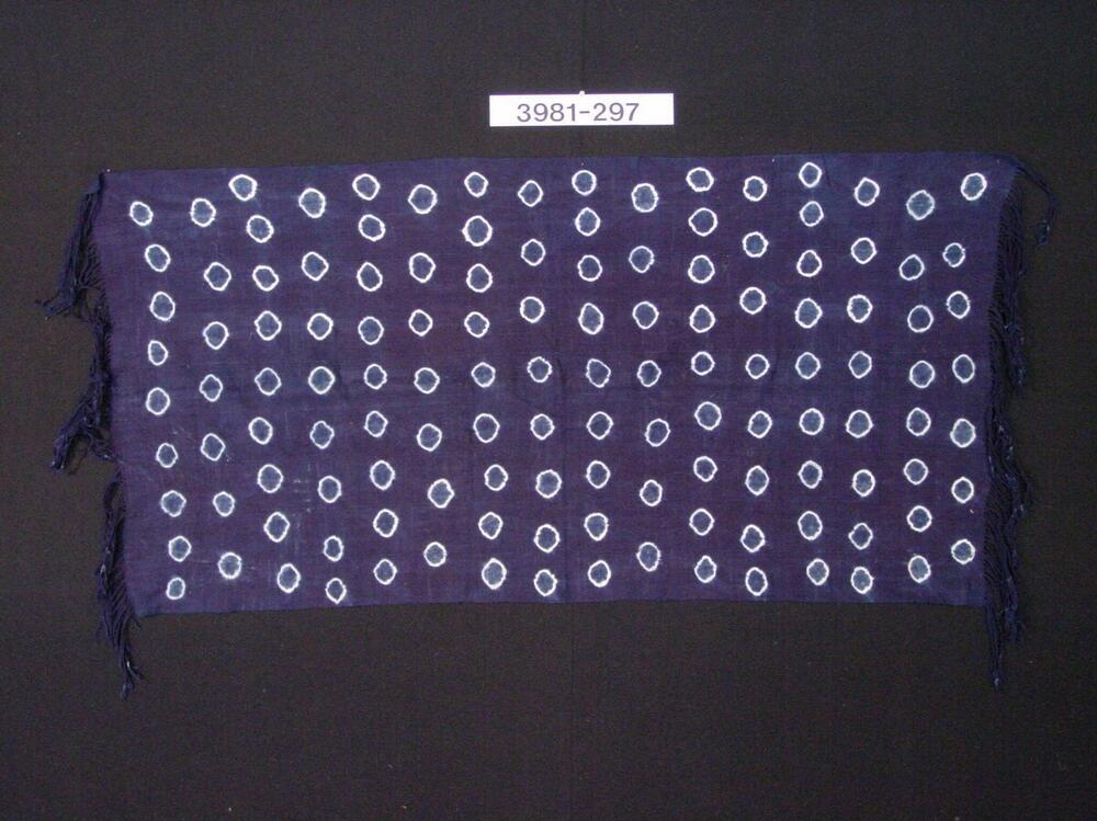 Borst- en schouderdoek met ornament verkregen door middel van een uitsparingstechniek