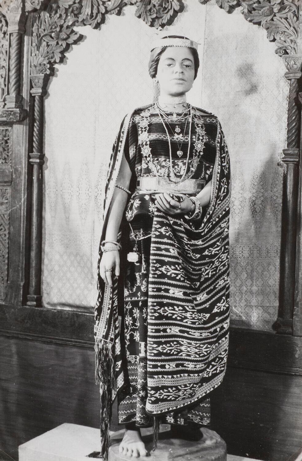Mannequin representing a woman dressed in clothes from the island Sawu