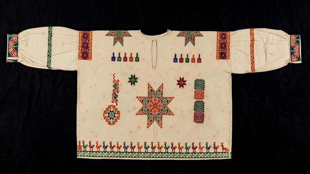 Geborduurde vrouwenblouse