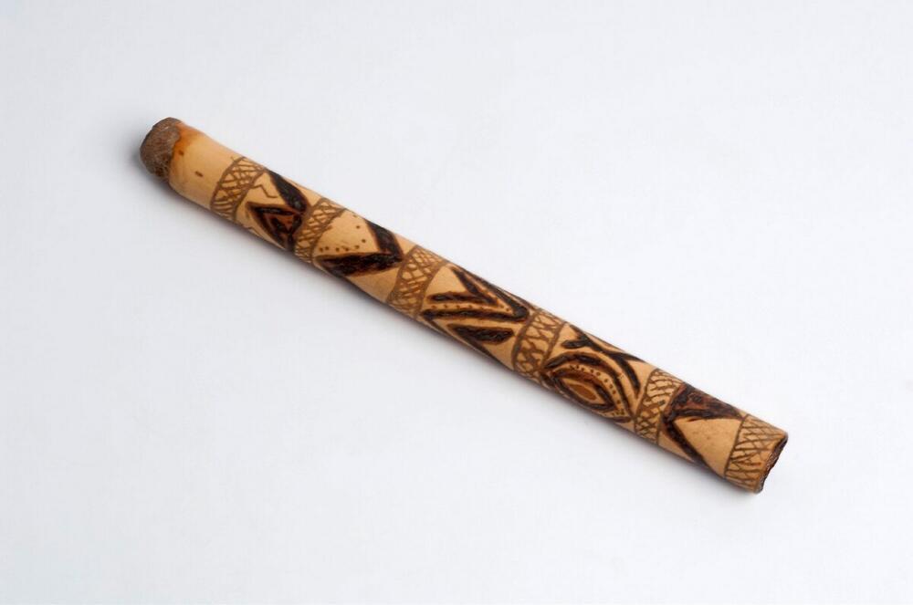 Ear bar of bamboo, decorated with scored in decoration