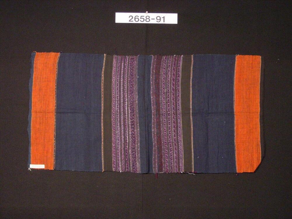 Katoenen weefsel bestemd om een kokerrok van te maken, versierd met inslagen in ikat-techniek
