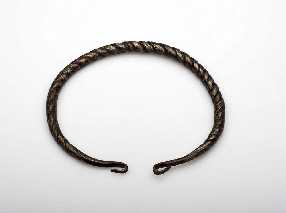 Metalen halsband versierd met ingegraveerde spiralen