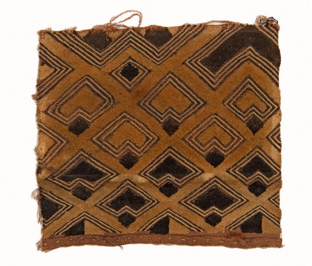Raffia weefsel, geborduurd met geometrische motieven