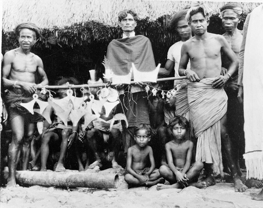 Sieraden en andere kostbaarheden, getoond door de raja van Anakalang, Sumba
