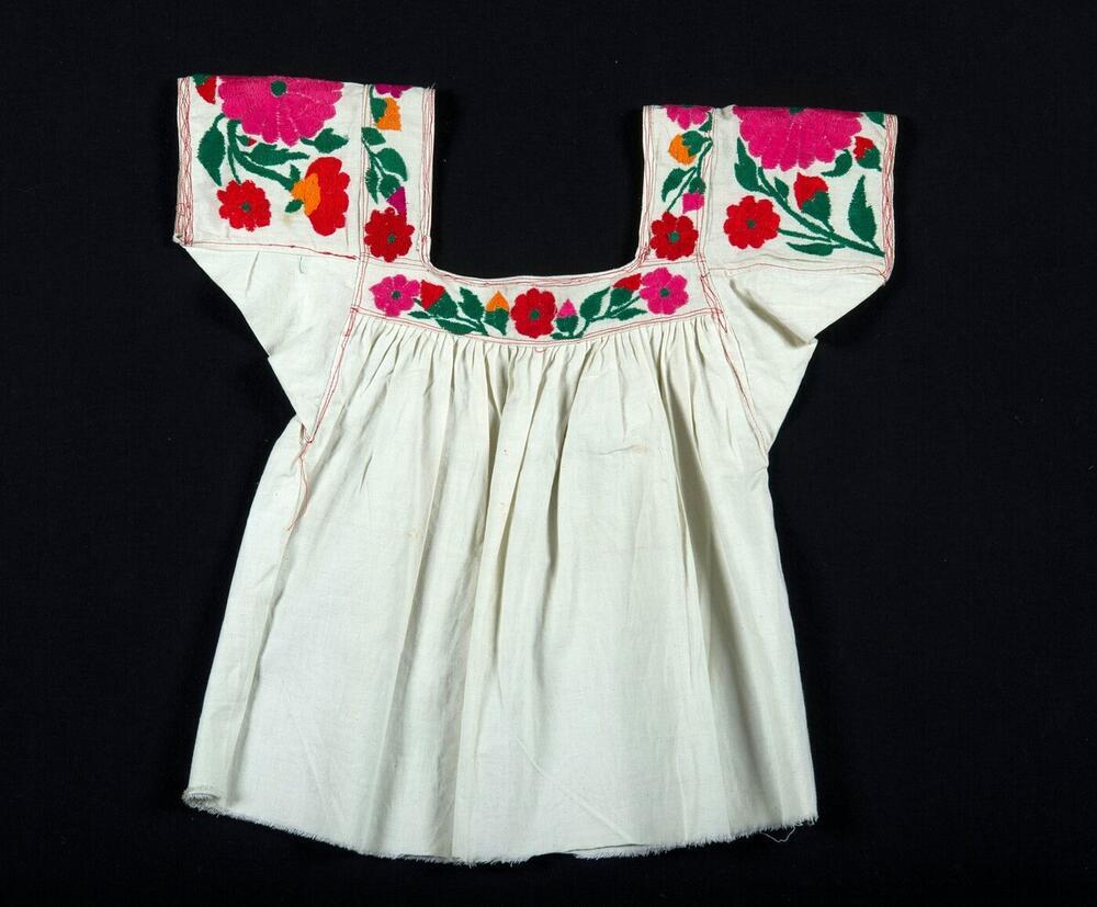 Witte blouse met geborduurde bloemmotieven