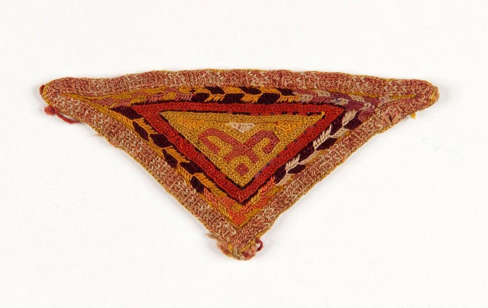 Amulet van textiel met patronen versierd