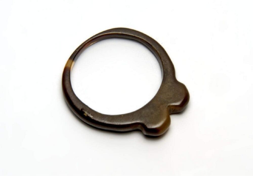 Hoornen ring, versierd met twee uitsteeksels