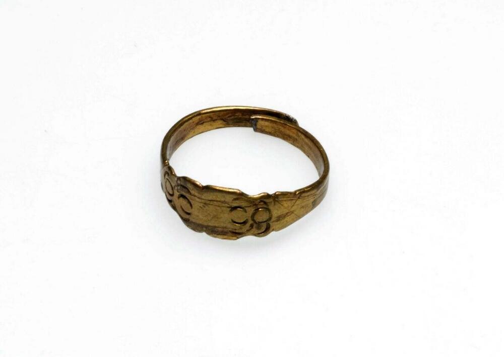 Metalen vingerring met golvende rand en drijfwerk