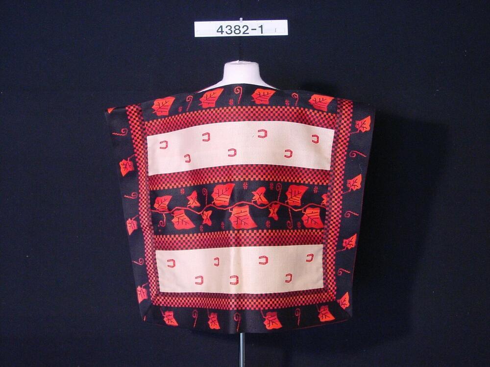 Poncho met ornament van rode blaadjes en hoefijzertjes