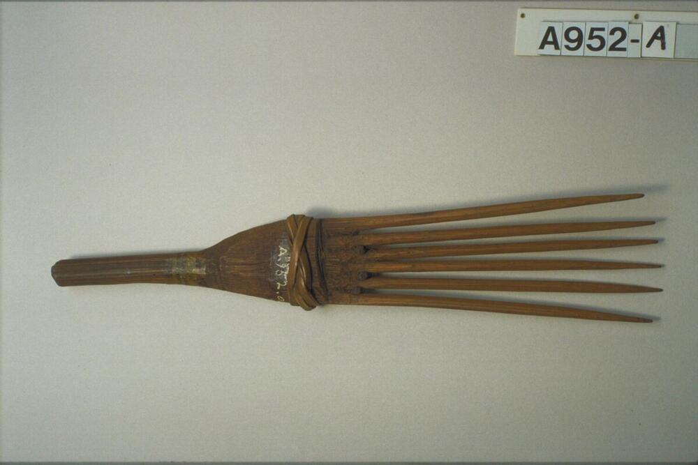 Kam van bamboe met zes tanden, omwonden met rotan