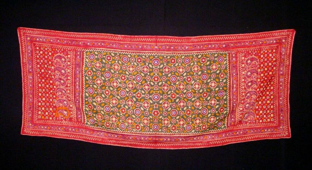 Zijden schouderdoek met verschillende geometrische motieven