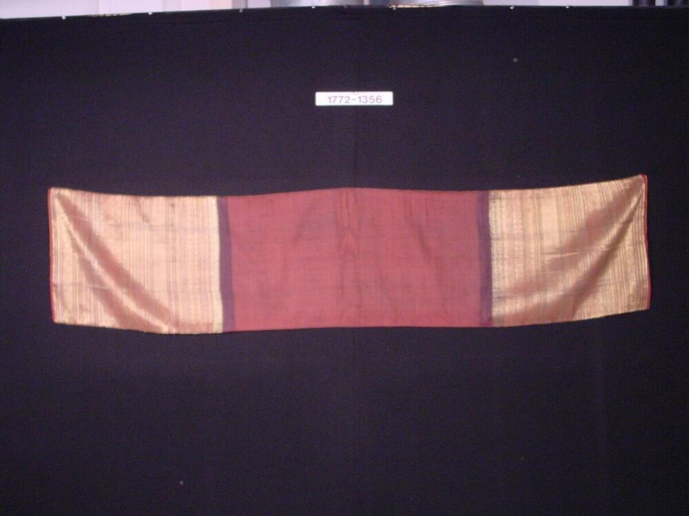 Katoenen schouderdoek met ornament van extra ingeweven gouddraad