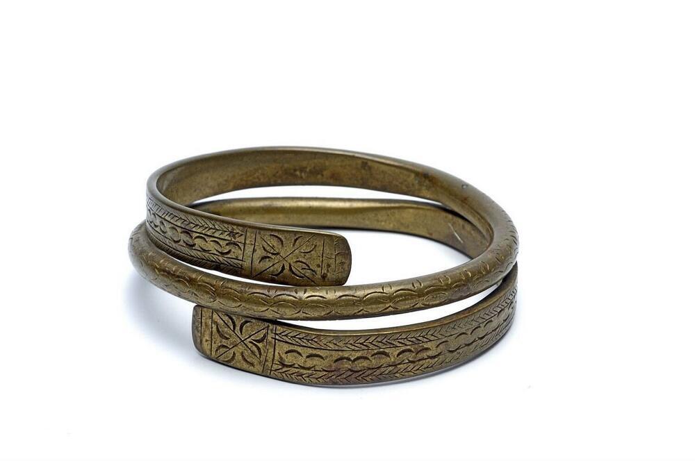 Messingen armband met ingekrast figuren