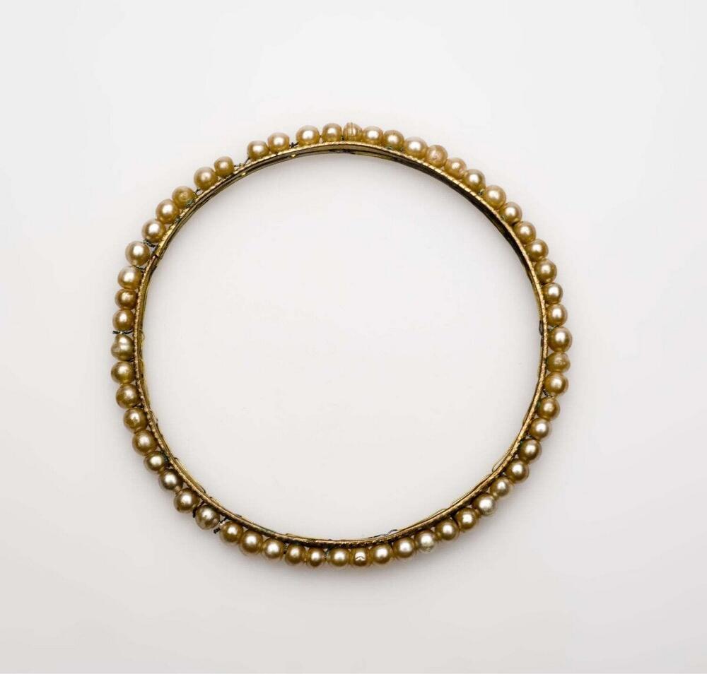 Armband met imitatieparels, behorende tot de bruidstooi