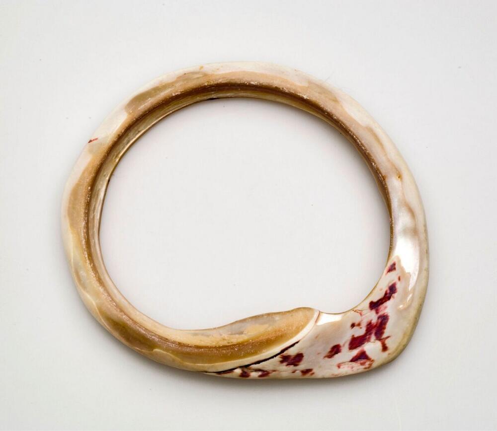 Armband geslepen uit een schelp