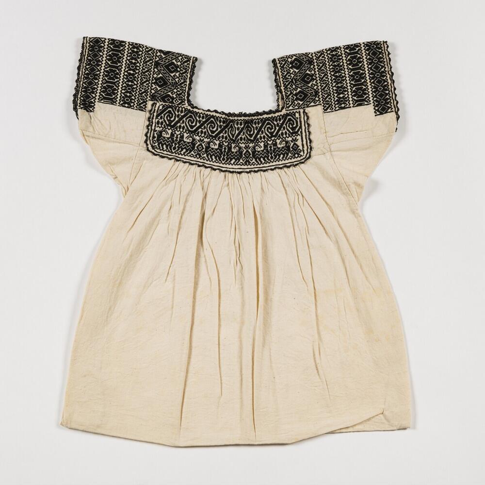 Vrouwenblouse versierd met borduurwerk