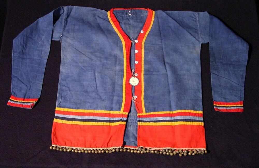 Blauw met rood jak, afgezet met bellen