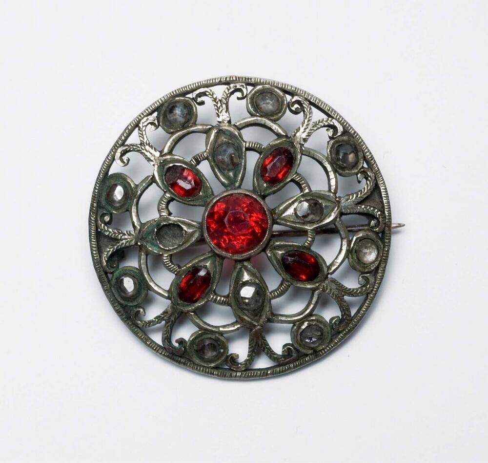 Zilveren broche met rode en witte steentjes