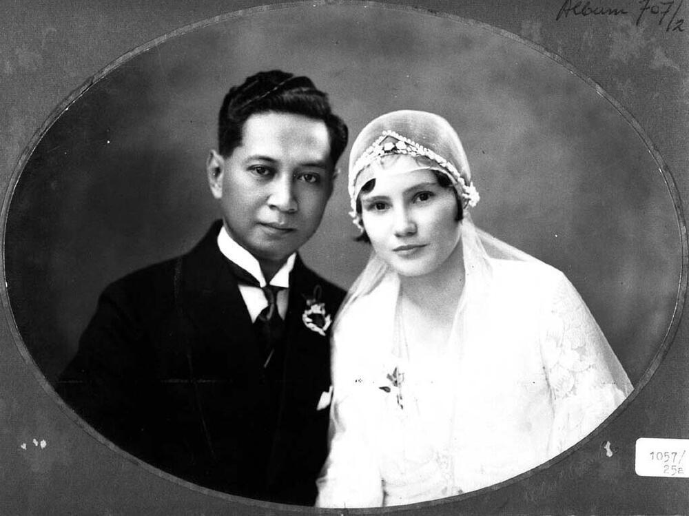 Bruidsportret van een Indische man en vrouw in Europese bruidskleding