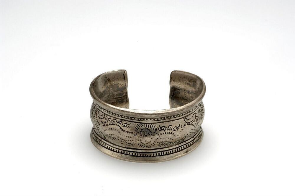Zilveren open armband, met bloem- en rankmotieven