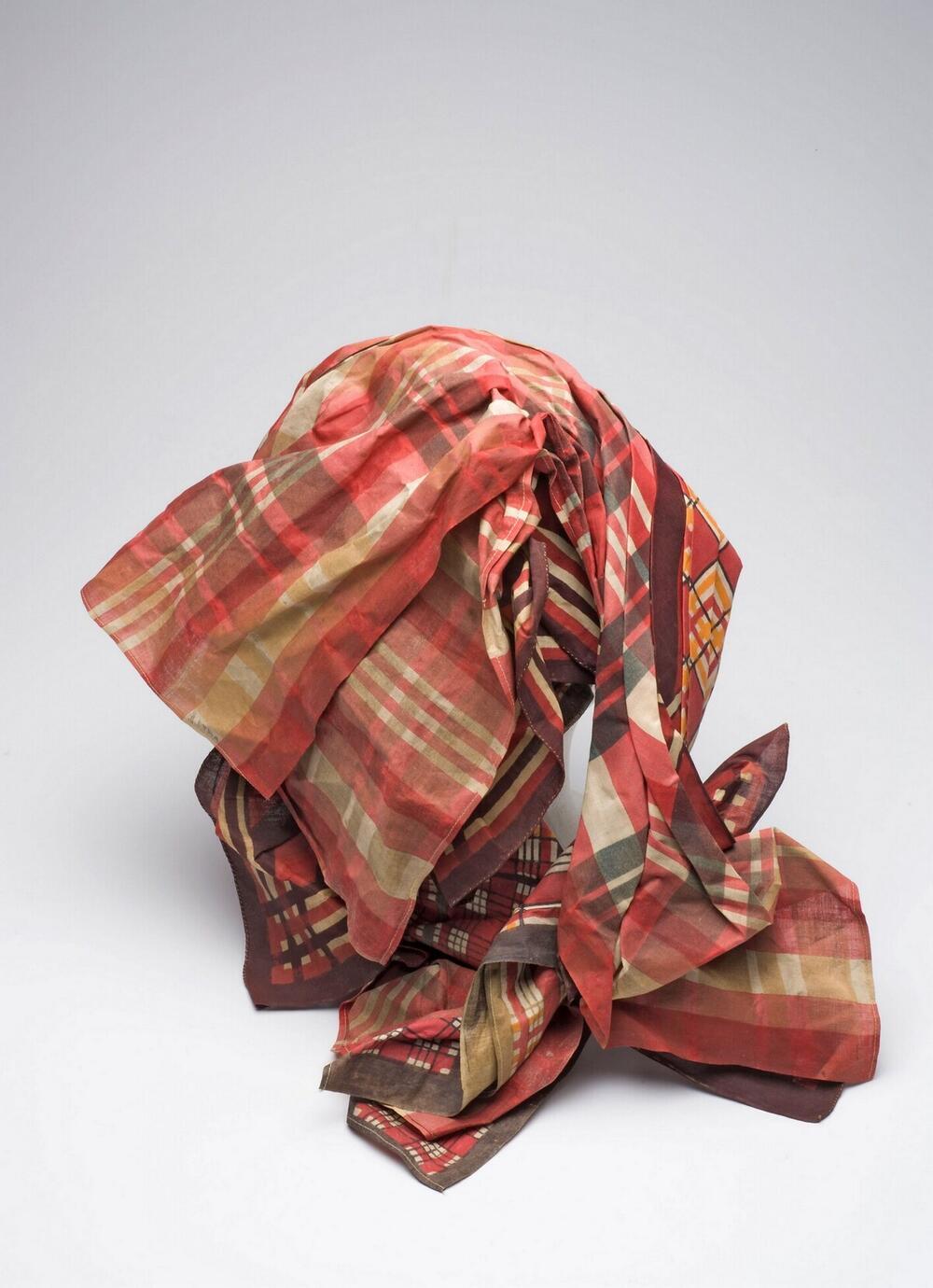Katoenen hoofddoek van een kotomisi, gedragen door marktvrouwen