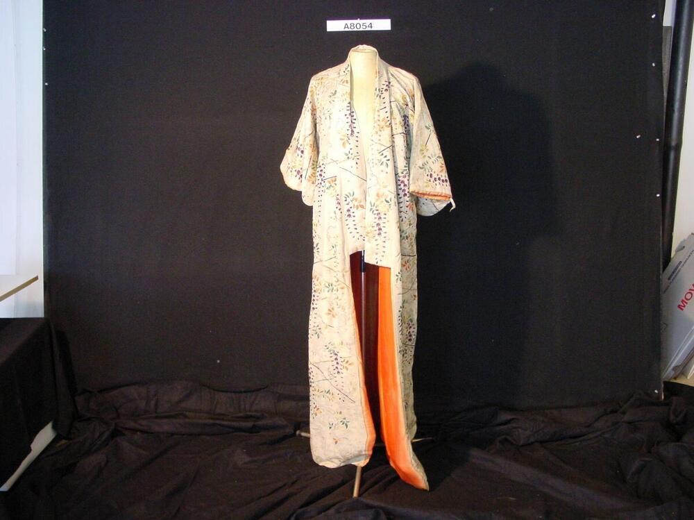 Vrouwenkimono van gebloemde zijde