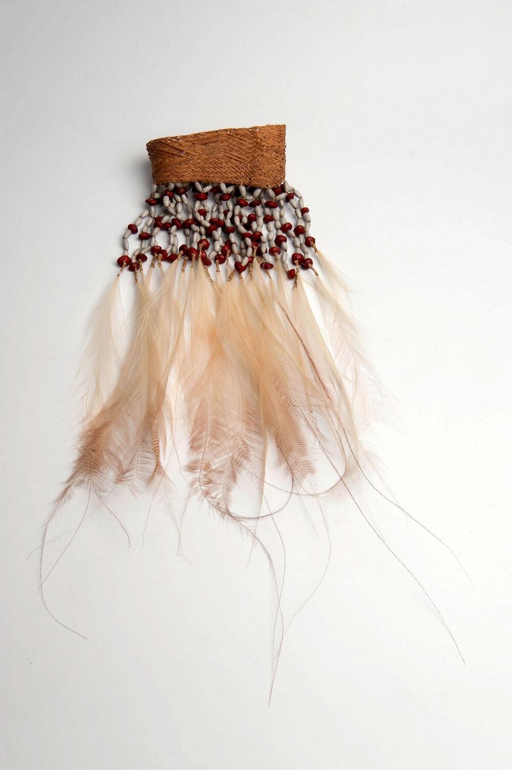 Rotan armband versierd met paradijsvogelveren en coixpitten