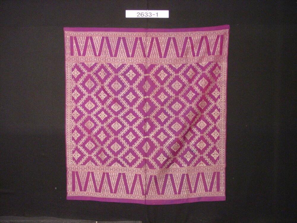 Katoenen heupdoek met ornament in zilverdraadinslag