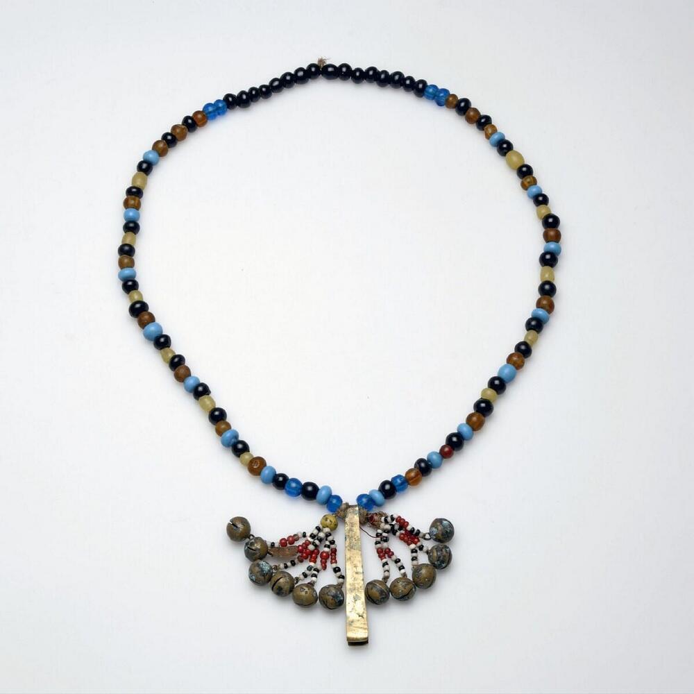 Kralenketting met bellen en pincet