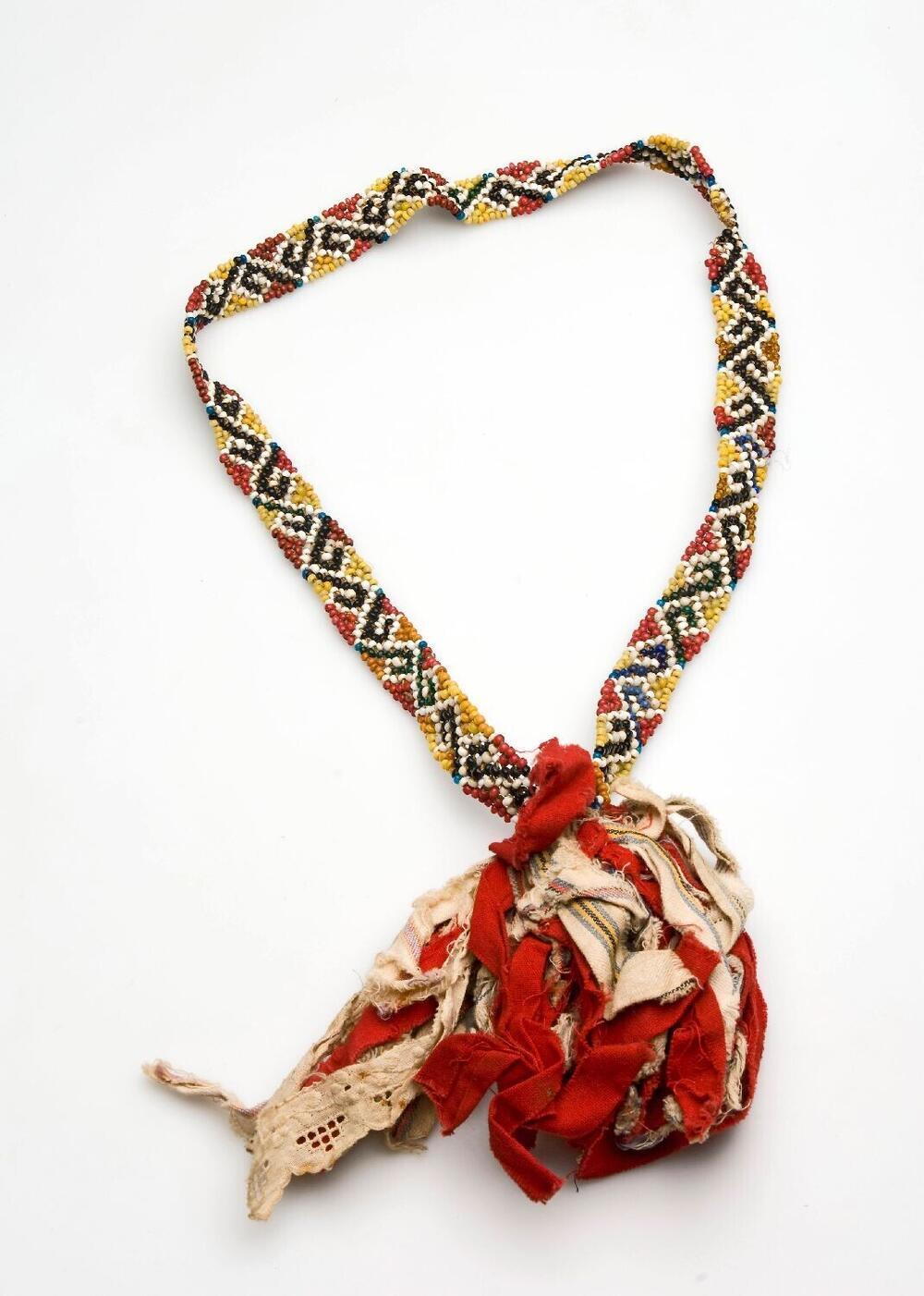 Kralenketting met katoenen franje